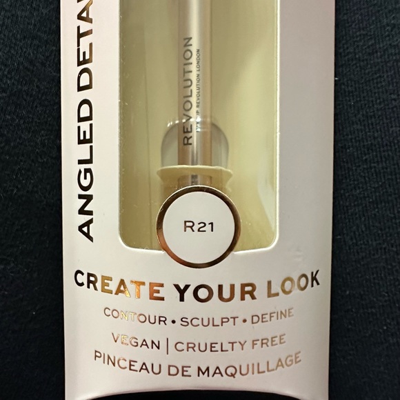 REVOLUTION BEAUTY LONDON Angled Detailer Contour Brush R21 - Picture 6 of 10